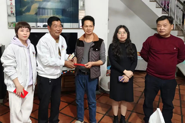 云霄縣云陵工業(yè)開發(fā)區(qū)領(lǐng)導(dǎo)、上坑村村委會領(lǐng)導(dǎo)與振牌集團(tuán)領(lǐng)導(dǎo)一行慰問困難群眾